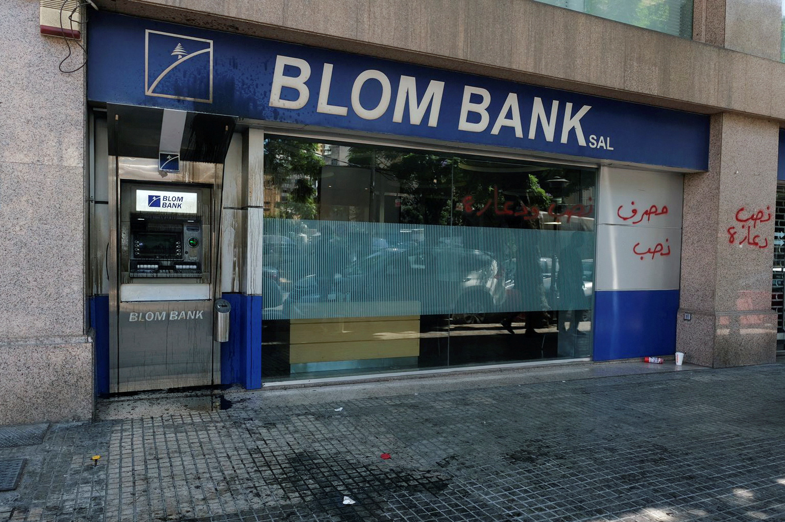 Λίβανος: «Πλιάτσικο» από τους πολίτες σε τράπεζες - Παλεύουν να πάρουν τις καταθέσεις τους