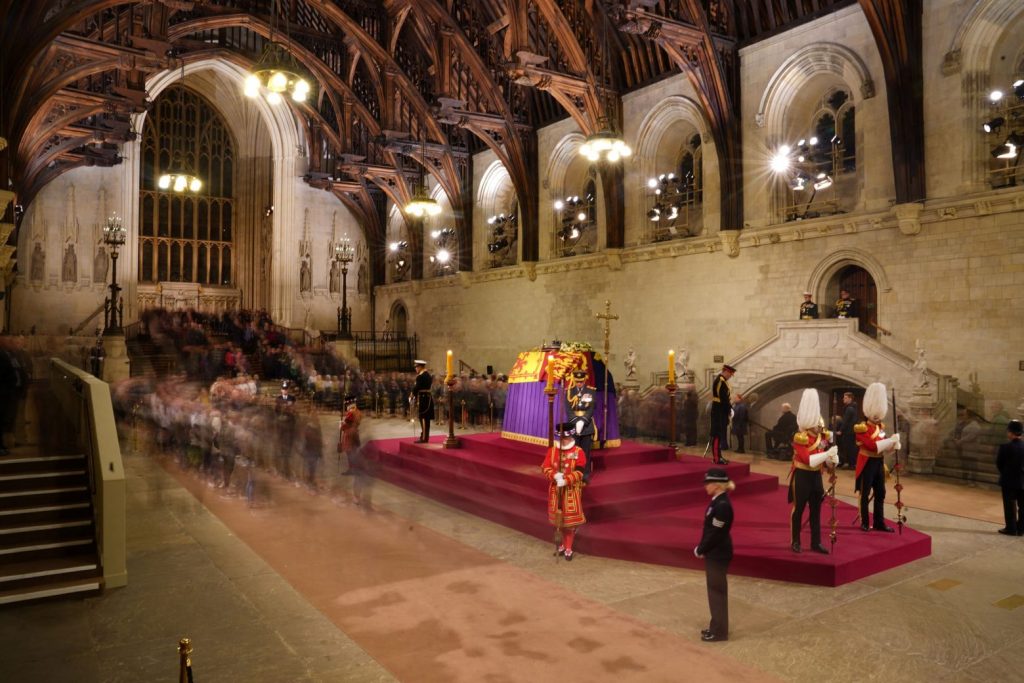 Βρετανία: Ένα τελευταίο Σαββατοκύριακο για να αποτίσουν οι πολίτες φόρο τιμής στη βασίλισσα Ελισάβετ