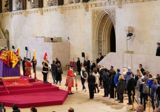 Βασίλισσα Ελισάβετ: Η διπλωματική σπαζοκεφαλιά της κηδείας και οι αμφιλεγόμενοι καλεσμένοι