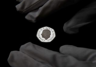 Βασιλιάς Κάρολος: Τα πρώτα νομίσματα με το πορτρέτο του