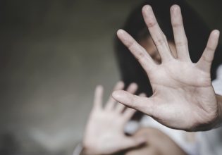 Θεσσαλονίκη: «Κάποια στιγμή θα μου την φέρουν νεκρή», λέει ο πατέρας της 18χρονης που κατήγγειλε τον σύντροφο της