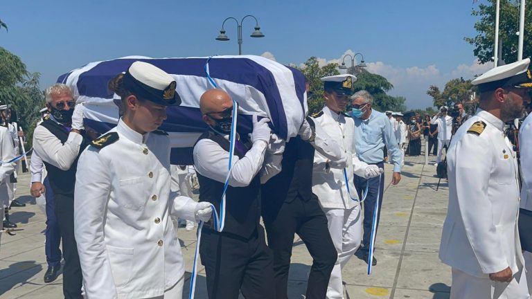 Λάρισα: Θρηνεί η πόλη για την 19χρονη Θάλεια – Ράγισαν καρδιές στην κηδεία της