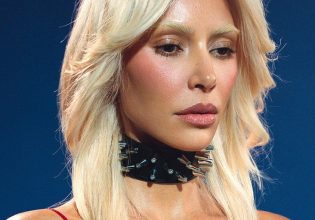 Η Kim Kardashian ξεγυμνώνει τα διάσημα οπίσθιά της -αυτή τη φορά με σπασουάρ