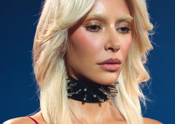 Η Kim Kardashian ξεγυμνώνει τα διάσημα οπίσθιά της -αυτή τη φορά με σπασουάρ