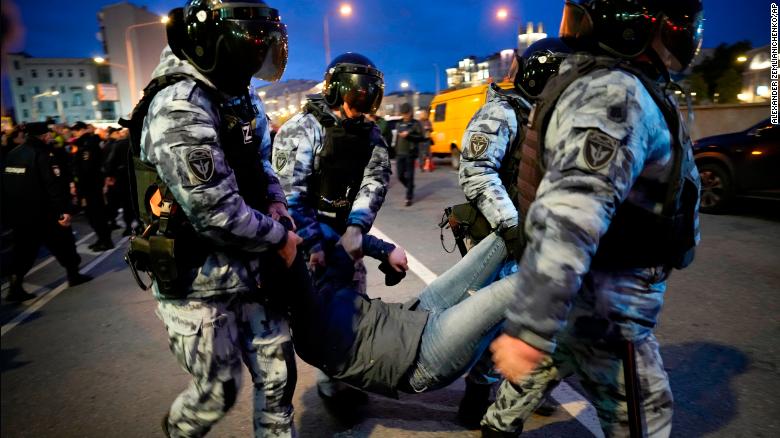 Ρωσία: Πάνω από 1.300 συλλήψεις στις αντιπολεμικές διαδηλώσεις – Ορισμένοι επιστρατεύτηκαν άμεσα