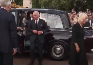 Βασιλιάς Κάρολος: Έφτασε στο Μπάκιγχαμ, μαζί με την Καμίλα – Χαιρέτησαν τους συγκεντρωμένους