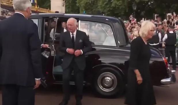 Βασιλιάς Κάρολος: Έφτασε στο Μπάκιγχαμ, μαζί με την Καμίλα – Χαιρέτησαν τους συγκεντρωμένους