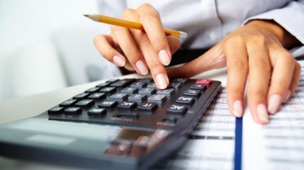 ΥΠΟΙΚ: Τι προβλέπει η τροπολογία για την απαλλαγή από το τέλος επιτηδεύματος