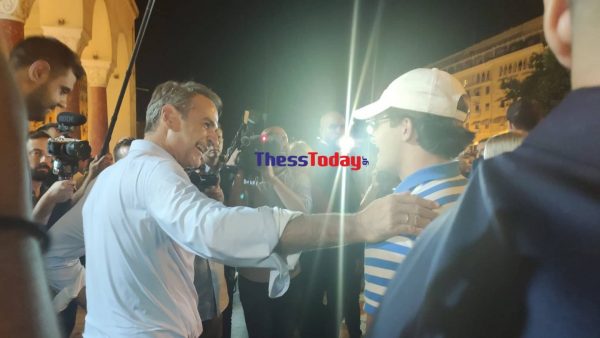 Κυριάκος Μητσοτάκης: Στην πλατεία Αριστοτέλους ο πρωθυπουργός – Selfie και κουβέντα με νέους