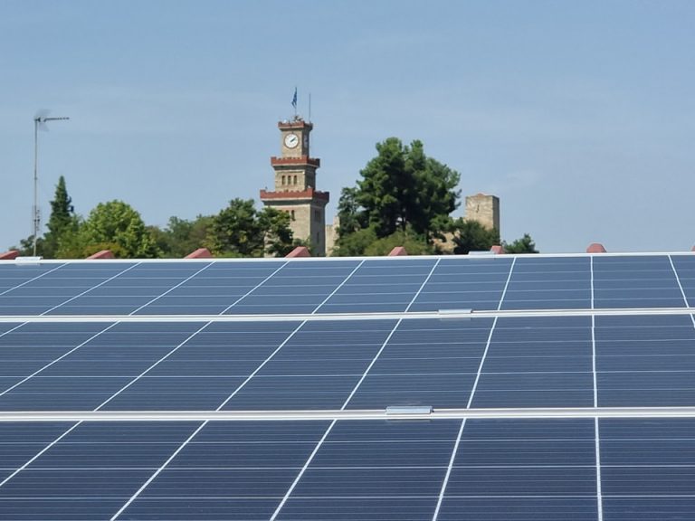 Δήμαρχος γέμισε φωτοβολταϊκά τη στέγη του σπιτιού του