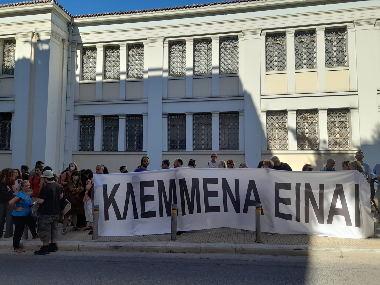Διαμαρτυρία αρχαιολόγων - πολιτική αντιπαράθεση στη Βουλή για τη συμφωνία επιστροφής αρχαιοτήτων