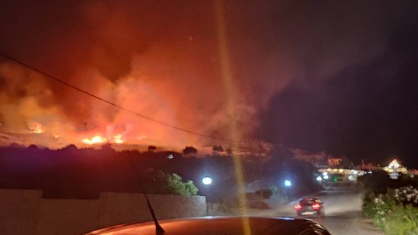 Κεφαλονιά: Ξέσπασε μεγάλη φωτιά – Απειλείται ο οικισμός Σκάλα