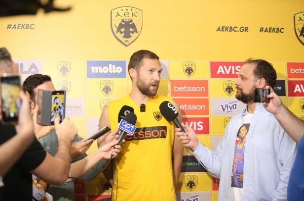 Στρέλνιεκς: «Θα δώσω εμπειρία στην ΑΕΚ, ξέρετε τι μπορώ να κάνω»