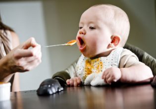 Τι να προσέξετε όταν επιλέγετε έτοιμες βρεφικές τροφές και επιδόρπια