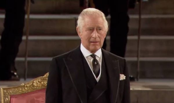 Κάρολος: Δάκρυσε στο «God Save the King» – Ο νέος εθνικός ύμνος της χώρας