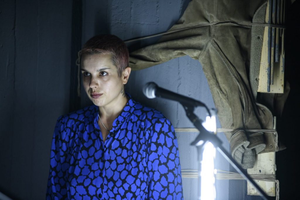 Γιάννης Καλαβριανός: «Αίμα στο αίμα», μια περιπατητική παράσταση στην Πέτρινη Αποθήκη του Ο.Λ.Π.