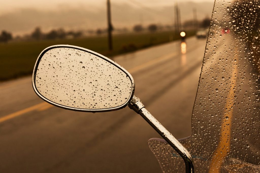 Οδήγηση μηχανής και βροχή:  Χρήσιμα tips από την Αττική Οδό (video)