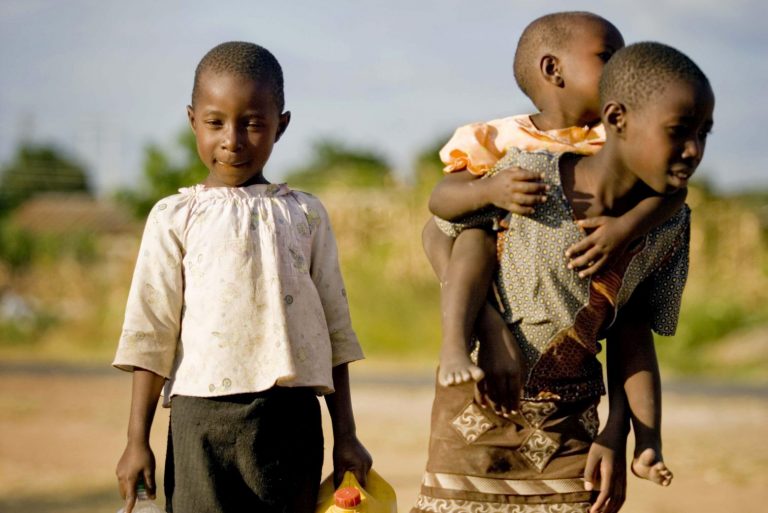 Ιλαρά: Σκληροπυρηνικοί κληρικοί στη Ζιμπάμπουε καταδίκασαν εκατοντάδες παιδιά σε θάνατο