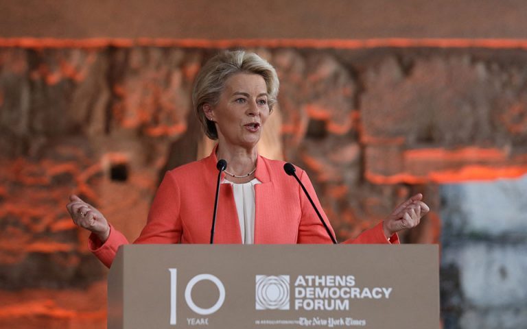 Athens Democracy Forum: Η μάχη της Δημοκρατίας απέναντι στον αυταρχισμό – Το μήνυμα της Ούρσουλα φον ντερ Λάιεν