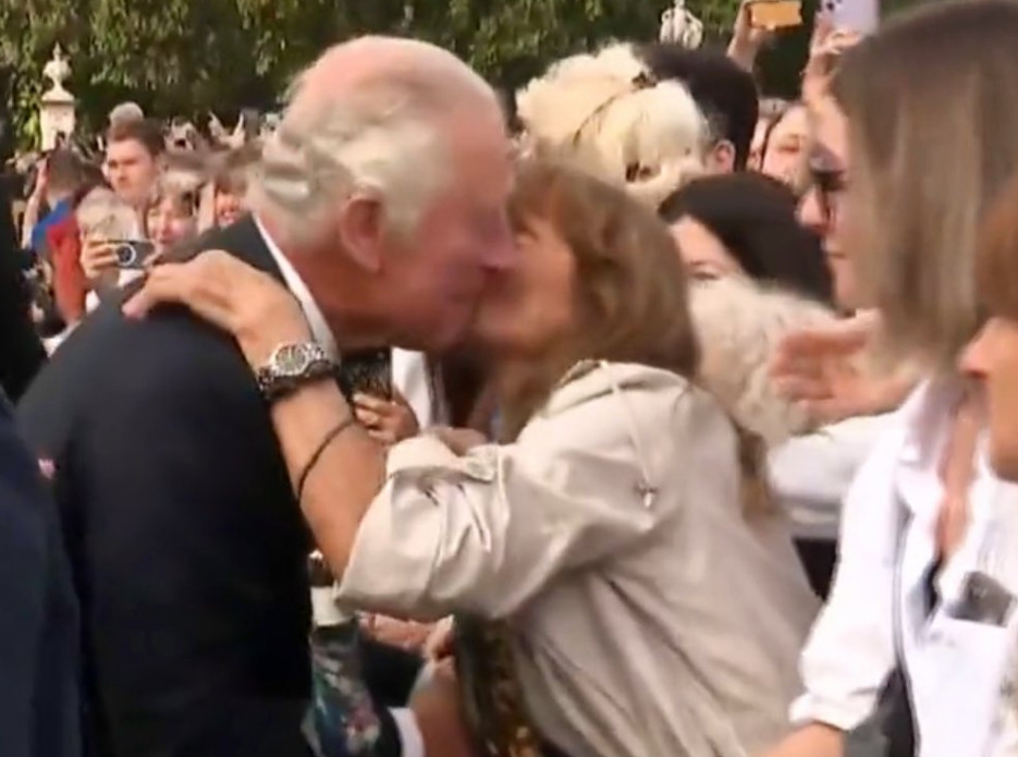 Βρετανία: Ο κόσμος υποδέχτηκε με φιλιά τον Κάρολο έξω από το Μπάκιγχαμ – Στο πλευρό του η Καμίλα