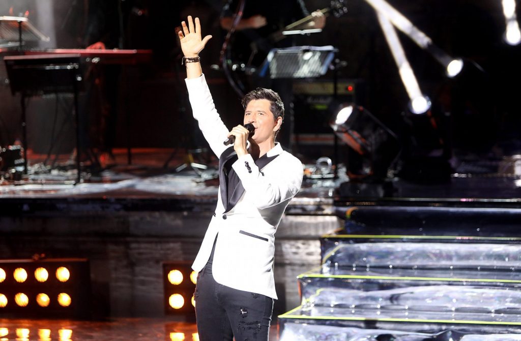 Σάκης Ρουβάς: Χορεύει έξαλλα σε συναυλία και γίνεται viral στο TikTok