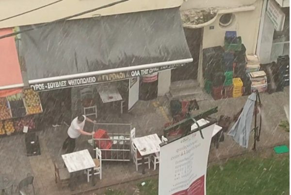 Καιρός: Σφοδρή καταιγίδα στη Βέροια έκανε τον κόσμο να τρέχει – Έψαχναν καρέκλες και τελάρα με φρούτα