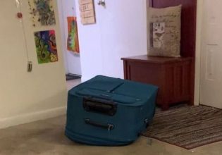 ΗΠΑ: Άφησε τον φίλο της να πεθάνει μέσα σε… βαλίτσα και τον βιντεοσκόπησε να ικετεύει για βοήθεια