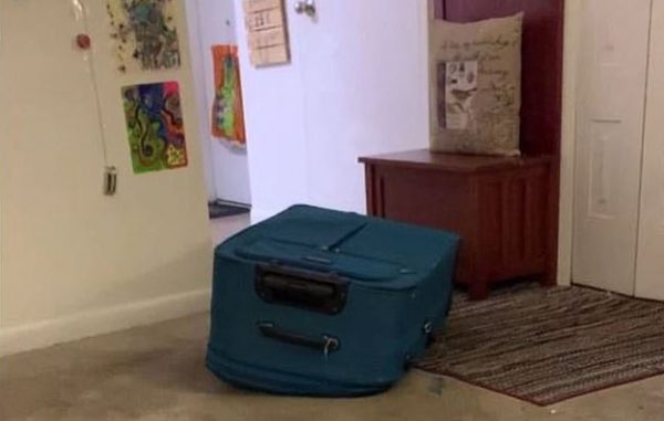 ΗΠΑ: Άφησε τον φίλο της να πεθάνει μέσα σε… βαλίτσα και τον βιντεοσκόπησε να ικετεύει για βοήθεια
