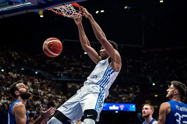 Ελλάδα – Ιταλία 85-81: Γιάννης και Ντόρσεϊ οδηγούν στην κορυφή την Εθνική