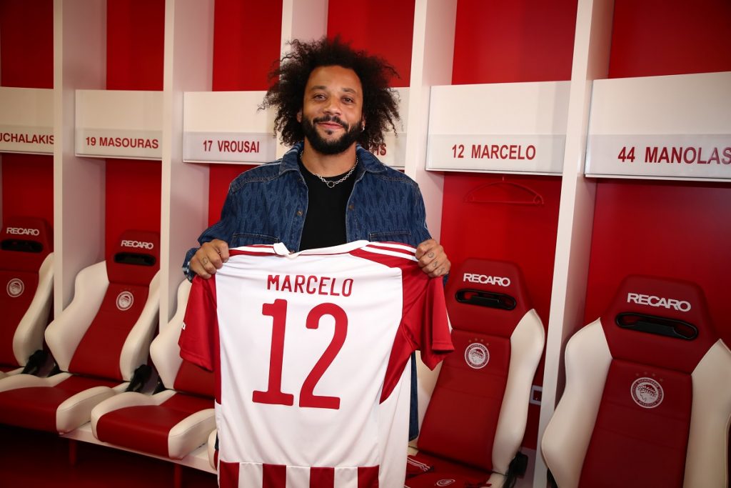 Τρέλα με την κόκκινη φανέλα – Ο Μαρσέλο πήρε στα χέρια του το «12» του Ολυμπιακού