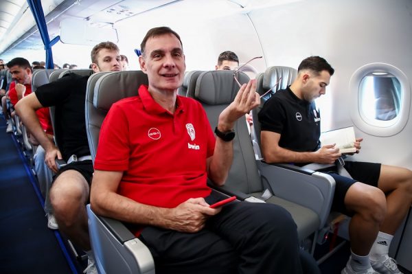 Photostory από το ταξίδι Ολυμπιακού και Παναθηναϊκού με το ίδιο τσάρτερ