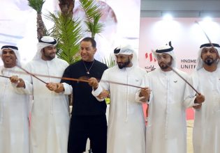 Γιώργος Μαζωνάκης: Τιμήθηκε στη ΔΕΘ για την πρωτοβουλία του για το μπουζούκι