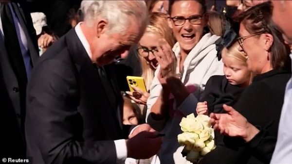 Κάρολος: Η στιγμή που δέχεται δώρο στυλό για να αποφεύγει τα ατυχήματα