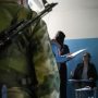 Ανατολική Ουκρανία: «Δημοψηφίσματα» υπό την απειλή όπλου