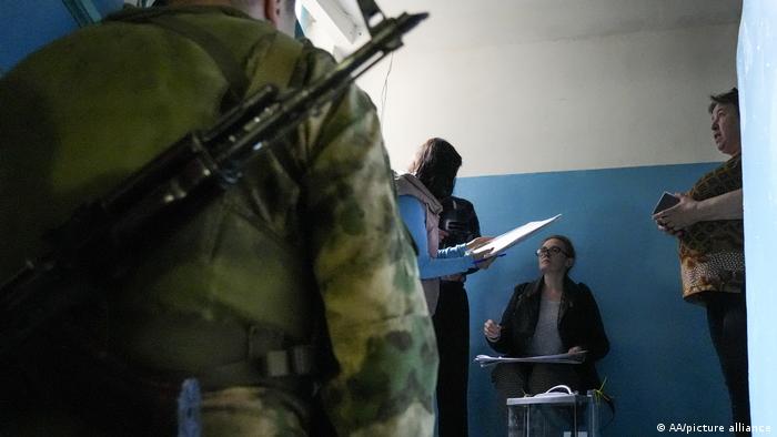 Ανατολική Ουκρανία: «Δημοψηφίσματα» υπό την απειλή όπλου