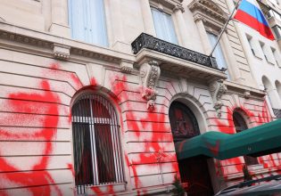 Νέα Υόρκη: Έριξαν κόκκινη μπογιά στο Προξενείο της Ρωσίας