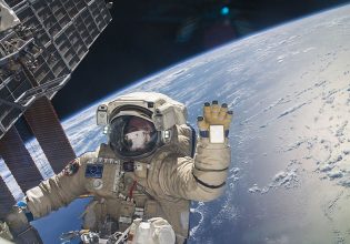 Πύραυλος Σογιούζ μεταφέρει δύο Ρώσους και έναν Αμερικανό αστροναύτη στον ISS – Εκτοξεύτηκε από το Μπαϊκονούρ