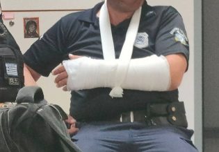 Λάρισα: Σοκάρουν οι εικόνες με τους τραυματισμένους αστυνομικούς από επίθεση 30 ατόμων