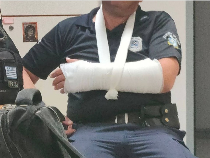 Λάρισα: Σοκάρουν οι εικόνες με τους τραυματισμένους αστυνομικούς από επίθεση 30 ατόμων