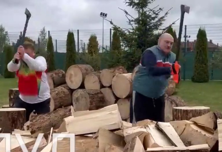 Ενεργειακή κρίση: Ο Λουκασένκο ειρωνεύεται και κόβει ξύλα «για να μην πεθάνουν οι Ευρωπαίοι από το κρύο»