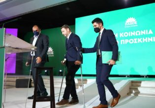 ΔΕΘ: Με πατερίτσες ανέβηκε στο βήμα ο Νίκος Ανδρουλάκης