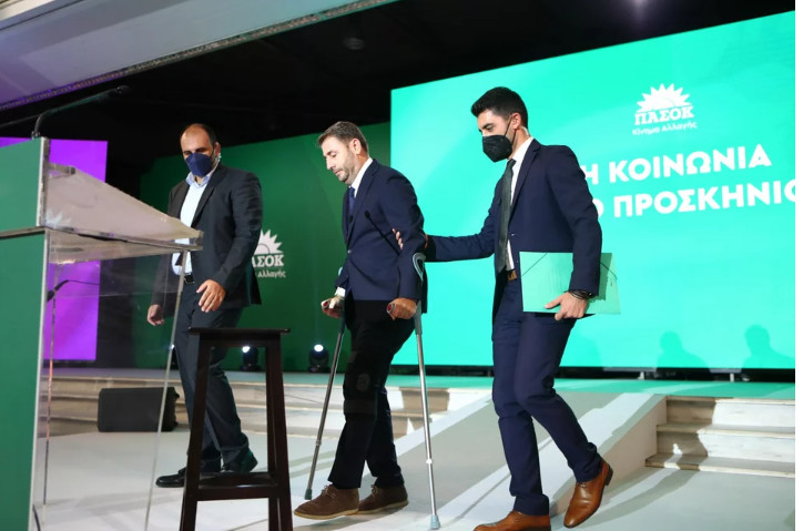 ΔΕΘ: Με πατερίτσες ανέβηκε στο βήμα ο Νίκος Ανδρουλάκης