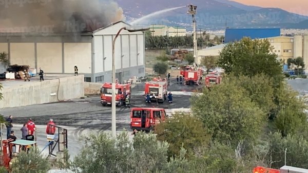 Βόλος: Τεράστια ζημιά στο εργοστάσιο της ΒΙ.ΠΕ Βόλου – Γιγαντιαία επιχείρηση της Πυροσβεστικής