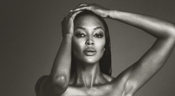 Ναόμι Κάμπελ: Στα 52 της κάνει τον κόσμο να παραμιλά