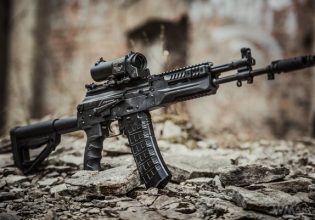 Ρωσία: Τι αλλάζει στο τουφέκι Καλάσνικοφ AK-12 – Το χρησιμοποιούν οι στρατιώτες στην Ουκρανία