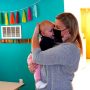 Μητέρα εκπαιδευτικός  στη Σαντορίνη αναγκάζεται να διδάσκει με το μωρό αγκαλιά