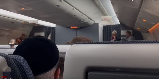 Βασίλισσα Ελισάβετ: H στιγμή που επιβάτες αεροσκάφους μαθαίνουν ότι πέθανε