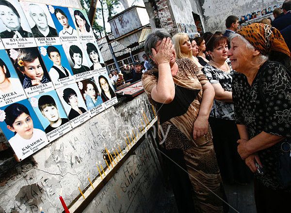 Η Σφαγή στο Μπεσλάν: Όταν οι τσετσένοι έσφαξαν 333 ανθρώπους – Η αυτοθυσία του έλληνα δασκάλου