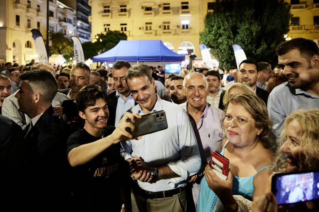 Κυριάκος Μητσοτάκης: Στην πλατεία Αριστοτέλους ο πρωθυπουργός – Selfie και κουβέντα με νέους