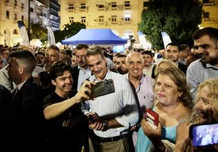 Κυριάκος Μητσοτάκης: Στην πλατεία Αριστοτέλους ο πρωθυπουργός – Selfie και κουβέντα με νέους